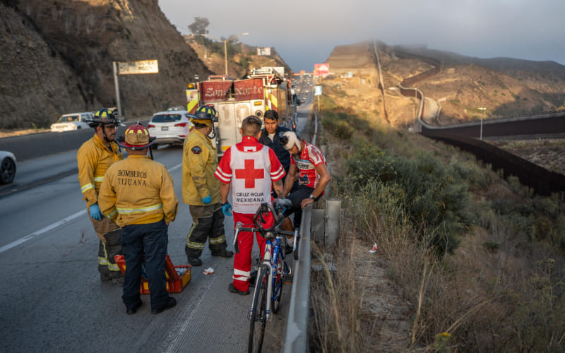 Ciclista y peatón se impactan y resultan heridos en la Prolongación calle Segunda