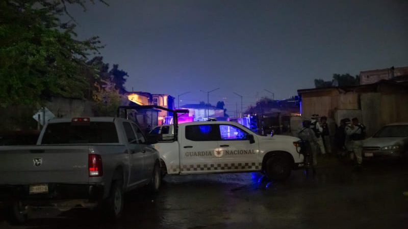 Abandonan cuerpo envuelto en lona con narcomensaje en Valle Verde