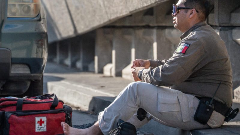 Auxiliar vial es atropellado por una mujer en dispositivo de cruce de la “Ready Lane”