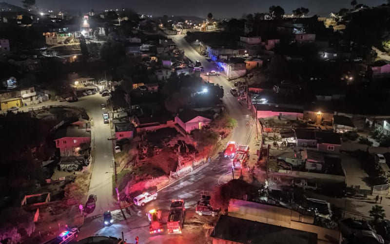 Incendio consume tercer piso de una casa en Pedregal de Santa Julia