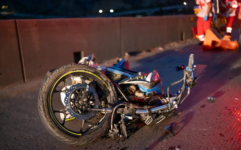 Choque entre motocicleta y vehículo particular en la salida de Playas de Tijuana: motociclista resulta con lesiones