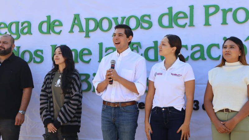 Entrega Román Cota 200 becas educativas a estudiantes de preparatoria y universidad