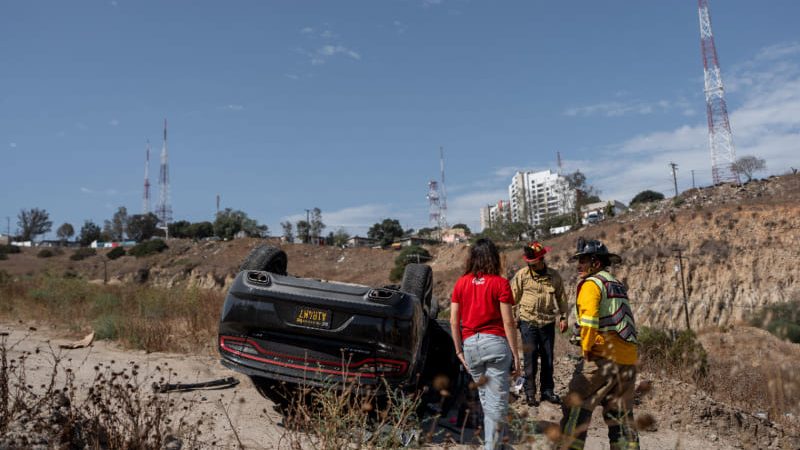 Mujer resulta ilesa tras volcadura en bulevar Fundadores