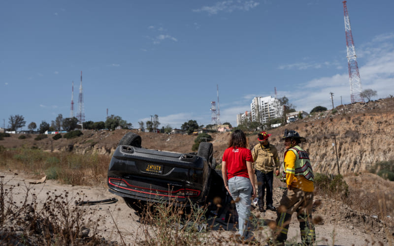Mujer resulta ilesa tras volcadura en bulevar Fundadores