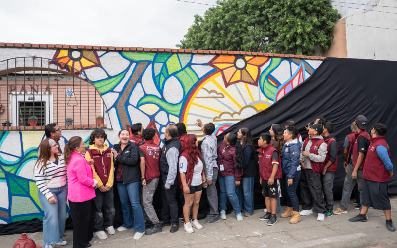 Jóvenes pintan murales para recuperar espacios públicos de la Zona Norte
