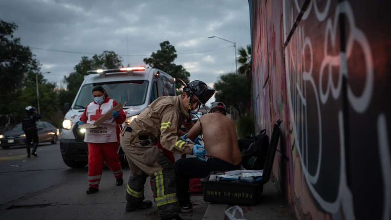 Conductor vuelca su auto en Vía Rápida Poniente