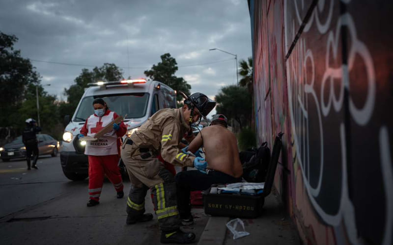 Conductor vuelca su auto en Vía Rápida Poniente