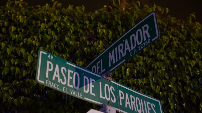 Hombre asesinado a balazos en estacionamiento de Oxxo Parques