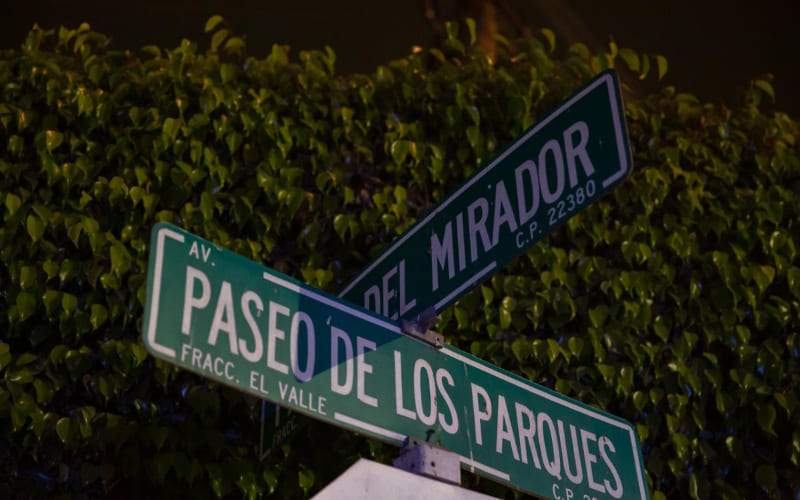 Hombre asesinado a balazos en estacionamiento de Oxxo Parques