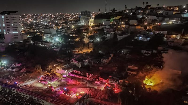 Incendio consume vivienda en Mineral de Santa Fe