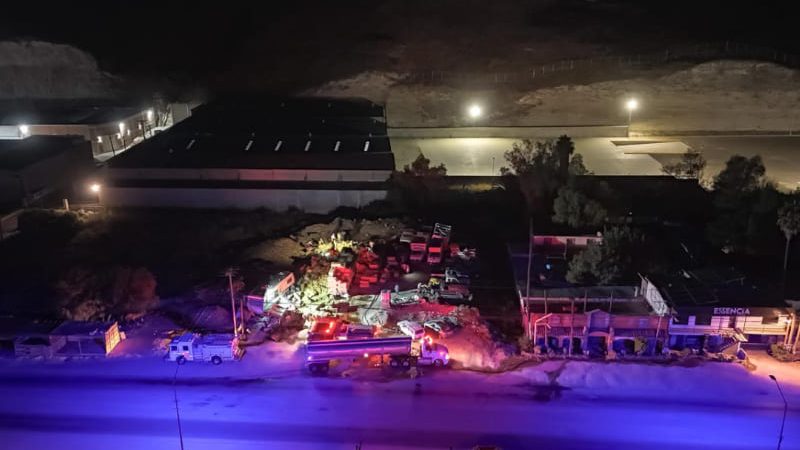 Fuego consume tractocamión y dos plataformas cargadas con alfalfa en La Joya