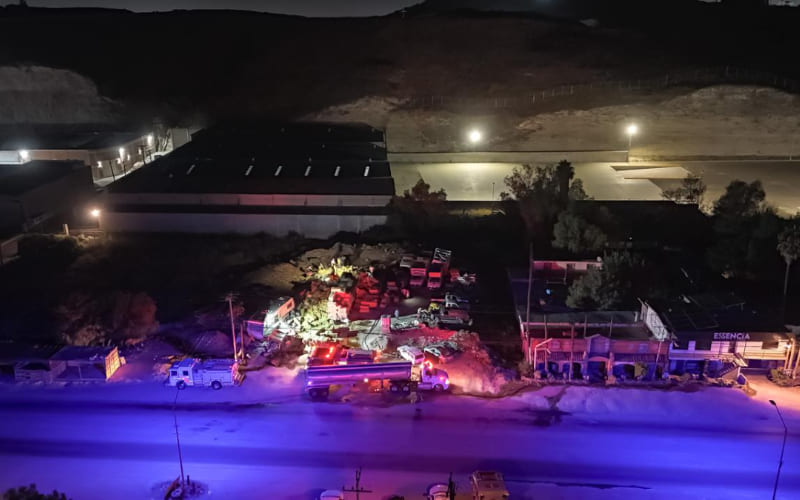 Fuego consume tractocamión y dos plataformas cargadas con alfalfa en La Joya