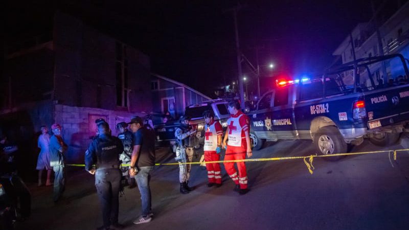 Joven asesinado en su camioneta; termina chocando contra un auto estacionado