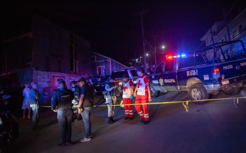 Joven asesinado en su camioneta; termina chocando contra un auto estacionado