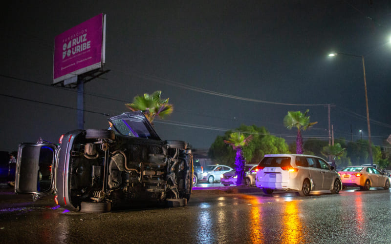 Tras chocar vehículo termina volcado en el Libramiento Salvador Rosas Magallón