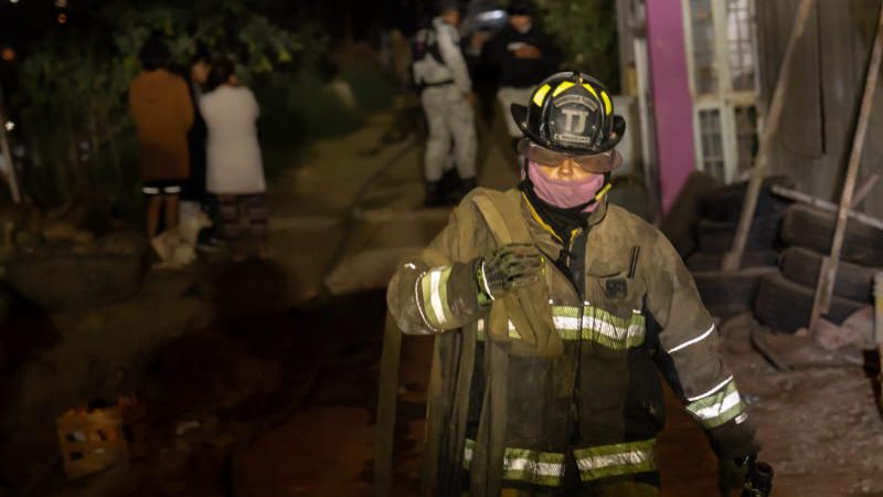 Queman a dos hombres dentro de un auto en Cañón Miramar; otro más logró escapar con vida