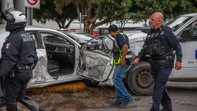Se pasa semáforo en rojo y provoca choque en Zona Río
