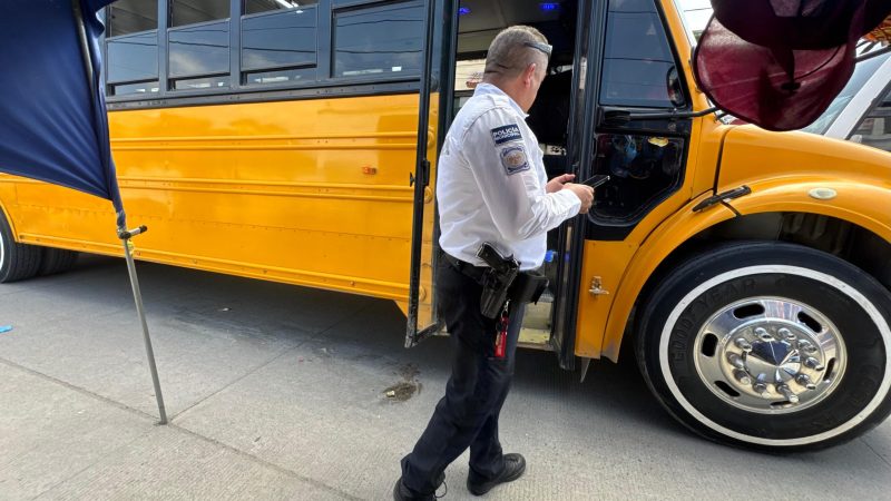 Madre salva a su hija de ser atropellada por un camión