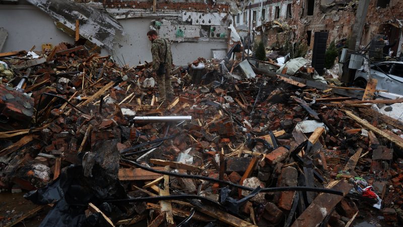 Una calle menos y cuatro muertos más en Kiev: Rusia ataca a Ucrania con cientos de drones y misiles