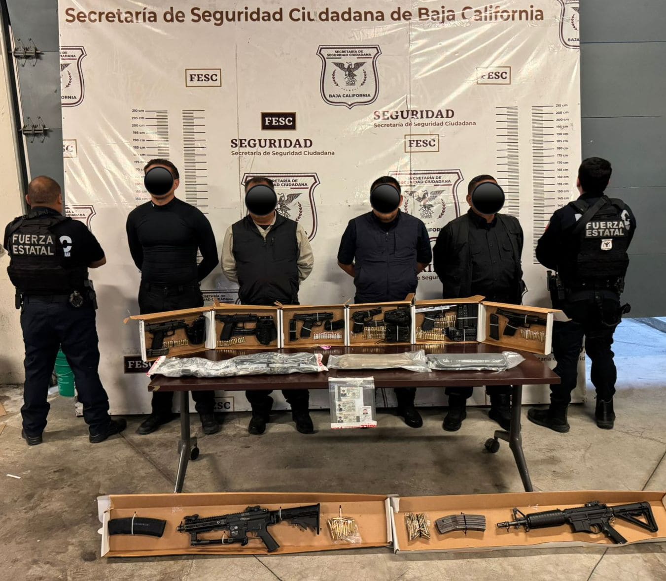 Detienen a falsos escoltas con arsenal en Tijuana