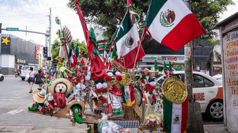 Carritos llenos de colores patrios invaden las calles por el Día de la Independencia