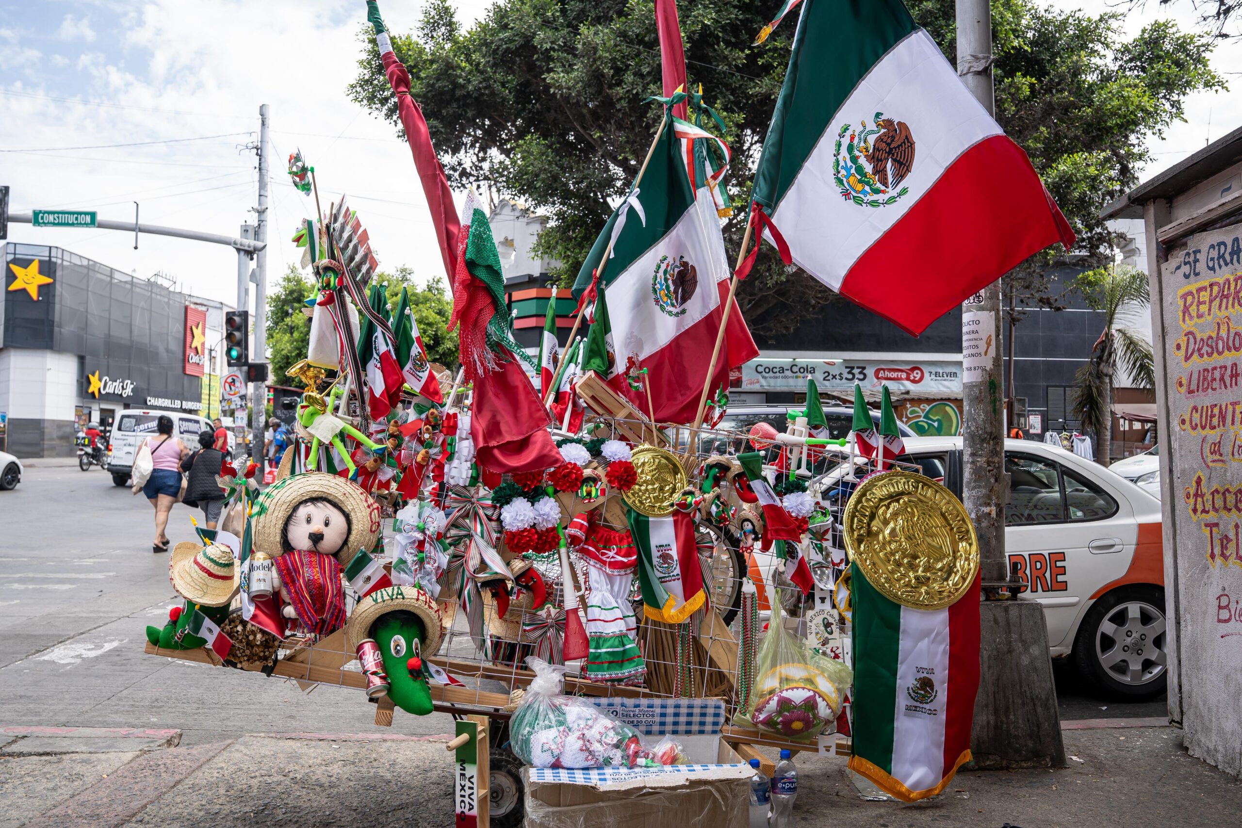 Carritos llenos de colores patrios invaden las calles por el Día de la Independencia