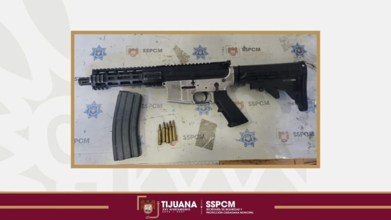 Asegura Policía Municipal de Tijuana a cuatro personas con arma larga y cartulinas con amenazas