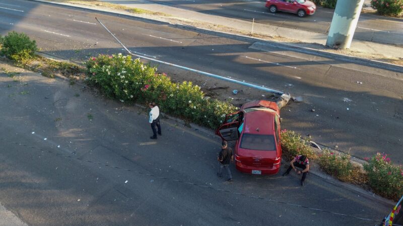 Aparatoso accidente en Zona Río; conductor en estado alcohólico choca contra un poste de luz