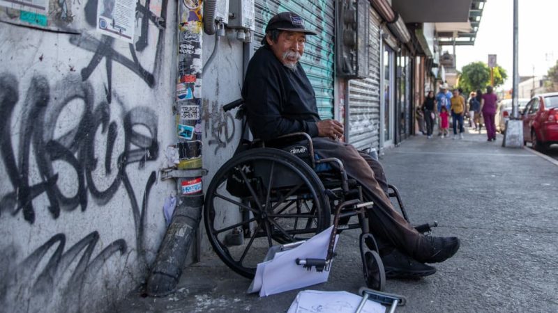 El señor Germán, dibuja para regresar con su familia