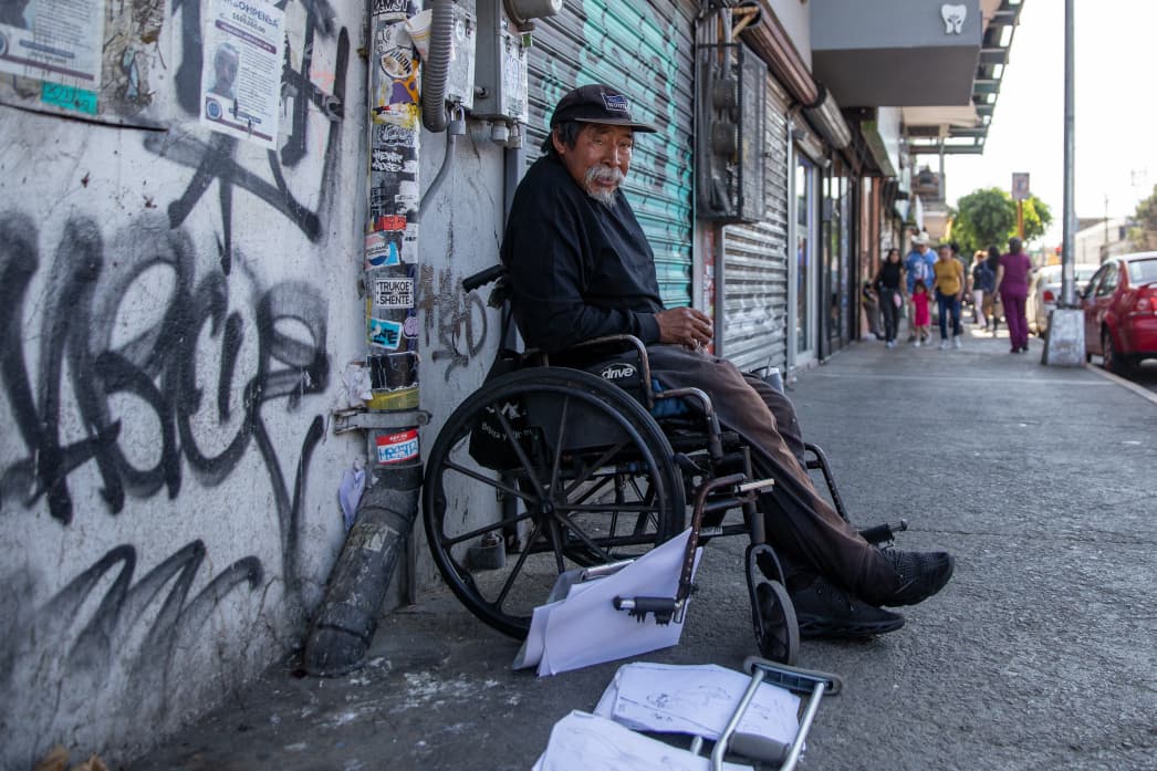 El señor Germán, dibuja para regresar con su familia