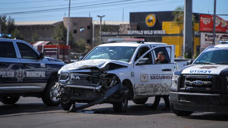 Patrulla de la FESC y vehículo particular chocan en el bulevar Insurgentes: una mujer resulta lesionada