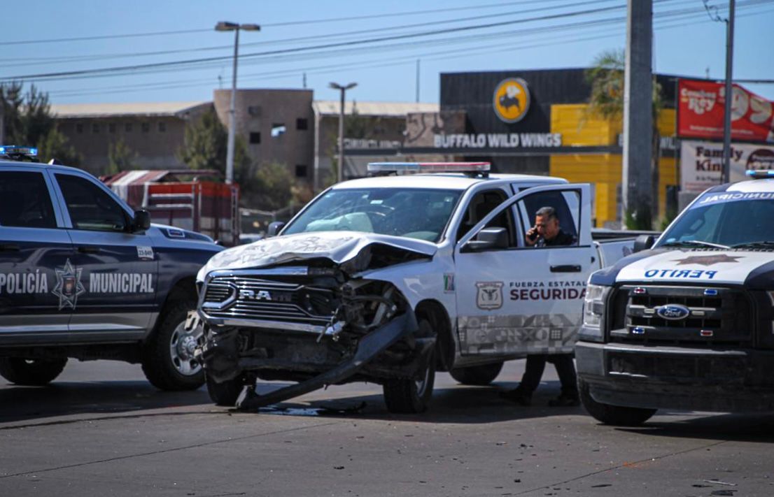 Patrulla de la FESC y vehículo particular chocan en el bulevar Insurgentes: una mujer resulta lesionada