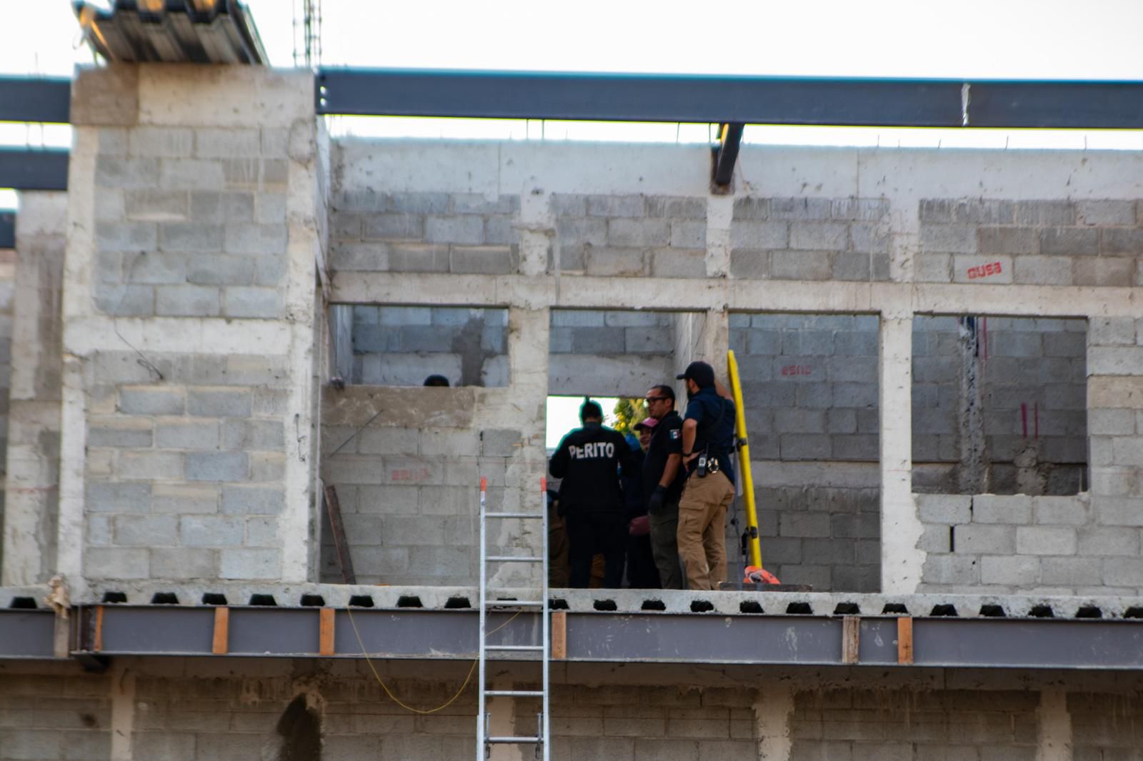 Muere trabajador de construcción tras caer de edificación