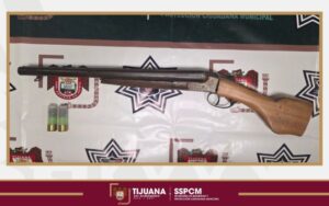 Arrestan a hombre armado con orden de aprehensión activa en Tijuana