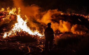 Montaña de madera reciclada se incendia en fraccionamiento Bonanza