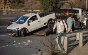 Vuelca vehículo en la Avenida Internacional; conductor sale ileso