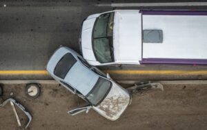 Transporte violeta con estudiantes de UABC choca contra vehículo en carretera Tijuana-Tecate