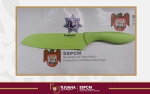 Rescata Policía Municipal a una mujer y detienen a sujeto armado con cuchillo