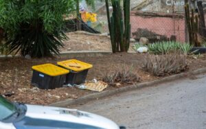 Hallan cuerpo de un hombre envuelto en fleje transparente en la colonia Ojo de Agua