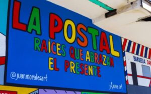Mural de la Postal: Raíces que abrazan el presente