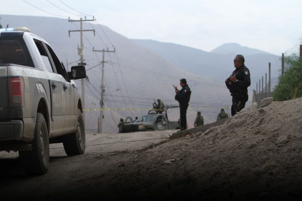Hombre es asesinado a tiros dentro de un vehículo en la colonia Maclovio Rojas