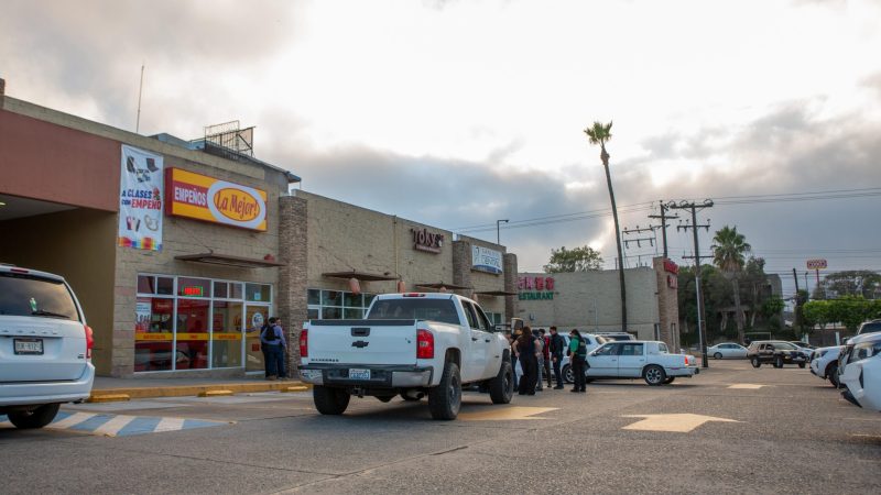 Conductor choca 5 vehículos estacionados en Calimax Fundadores al intentar huir