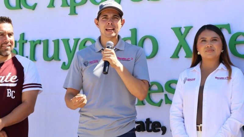 Alcalde Román Cota entrega sacos de cemento a 500 familias