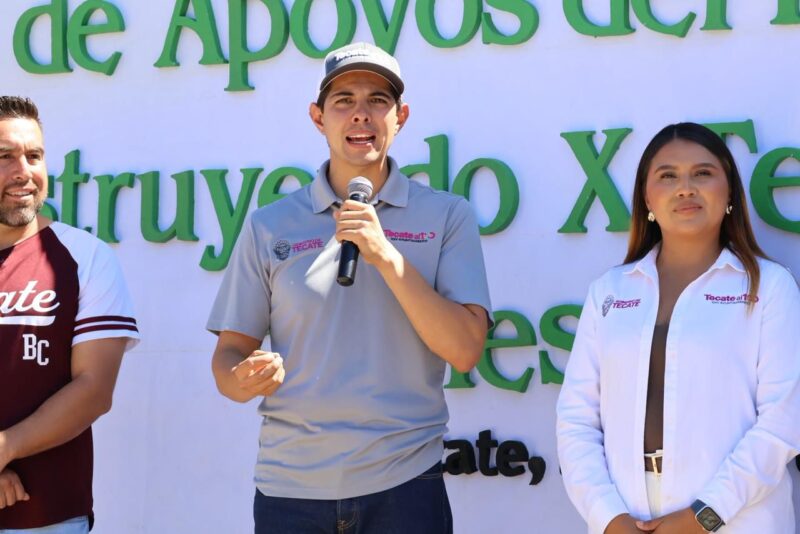 Alcalde Román Cota entrega sacos de cemento a 500 familias