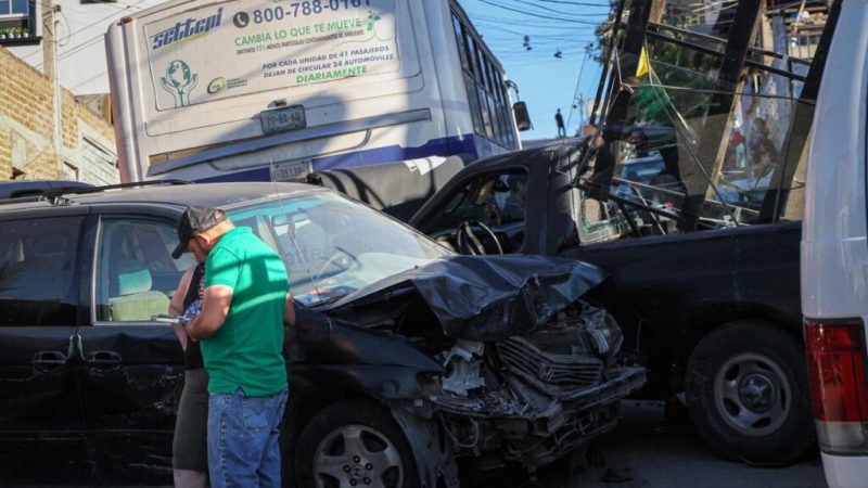 Camión de la empresa Settepi se queda sin frenos y choca al menos ocho vehículos en El Florido