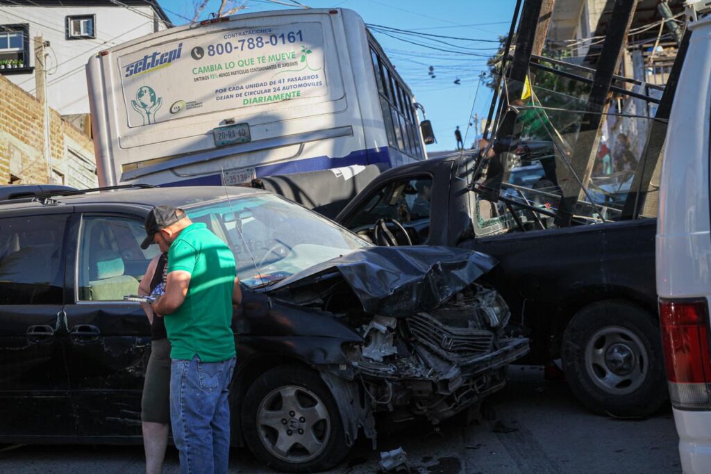 Camión de la empresa Settepi se queda sin frenos y choca al menos ocho vehículos en El Florido