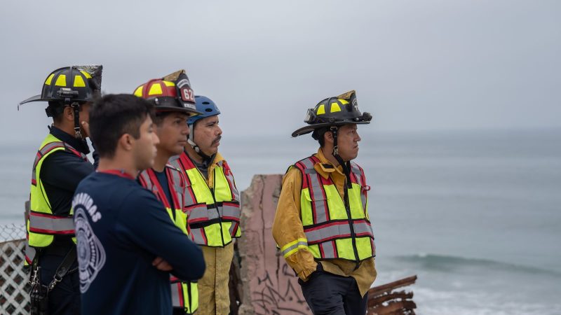Bomberos realizan operativo de búsqueda por pescador que habría caído al mar en Playas de Tijuana
