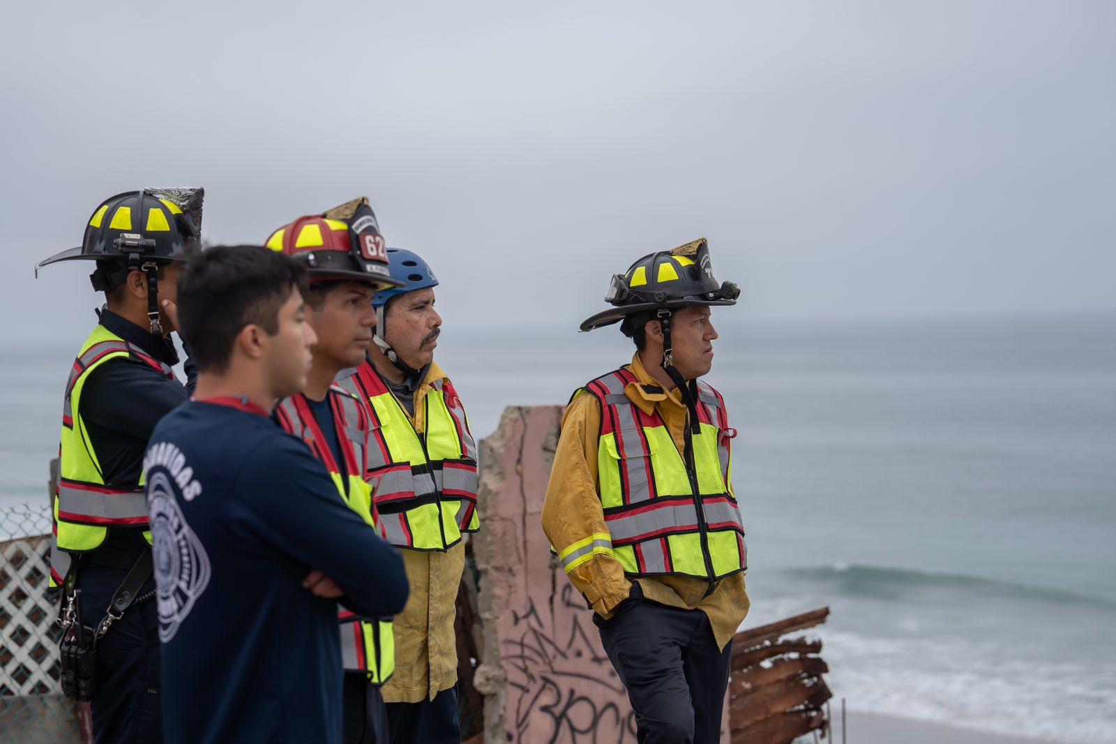 Bomberos realizan operativo de búsqueda por pescador que habría caído al mar en Playas de Tijuana