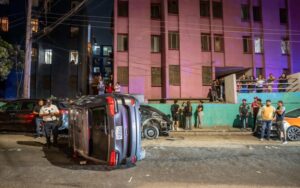 Camioneta se vuelca en Lomas del Porvenir e impacta un auto estacionado