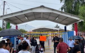 Cierran padres y madres el preescolar Ita Luvi en exigencia de un conserje